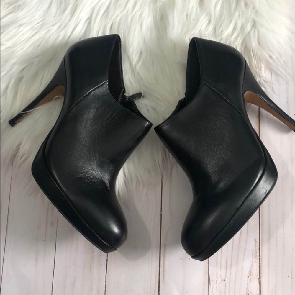 Vince Camuto black heel shoes size 8.5.  EUC